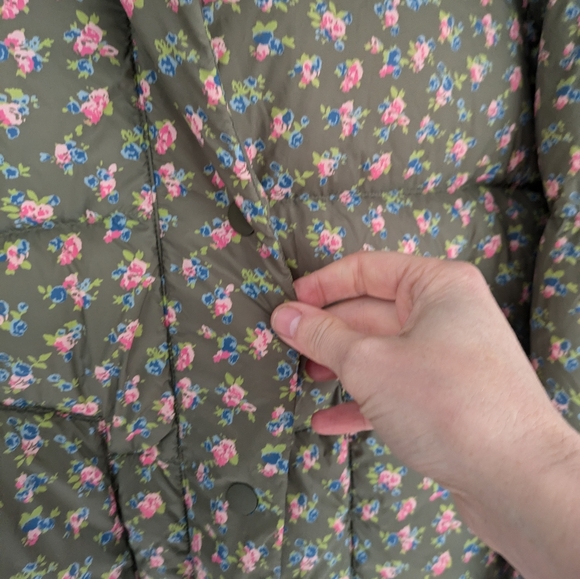 THE GREAT. Down Puffer Jacket in Cypress Basin Floral - Picture 3 of 12